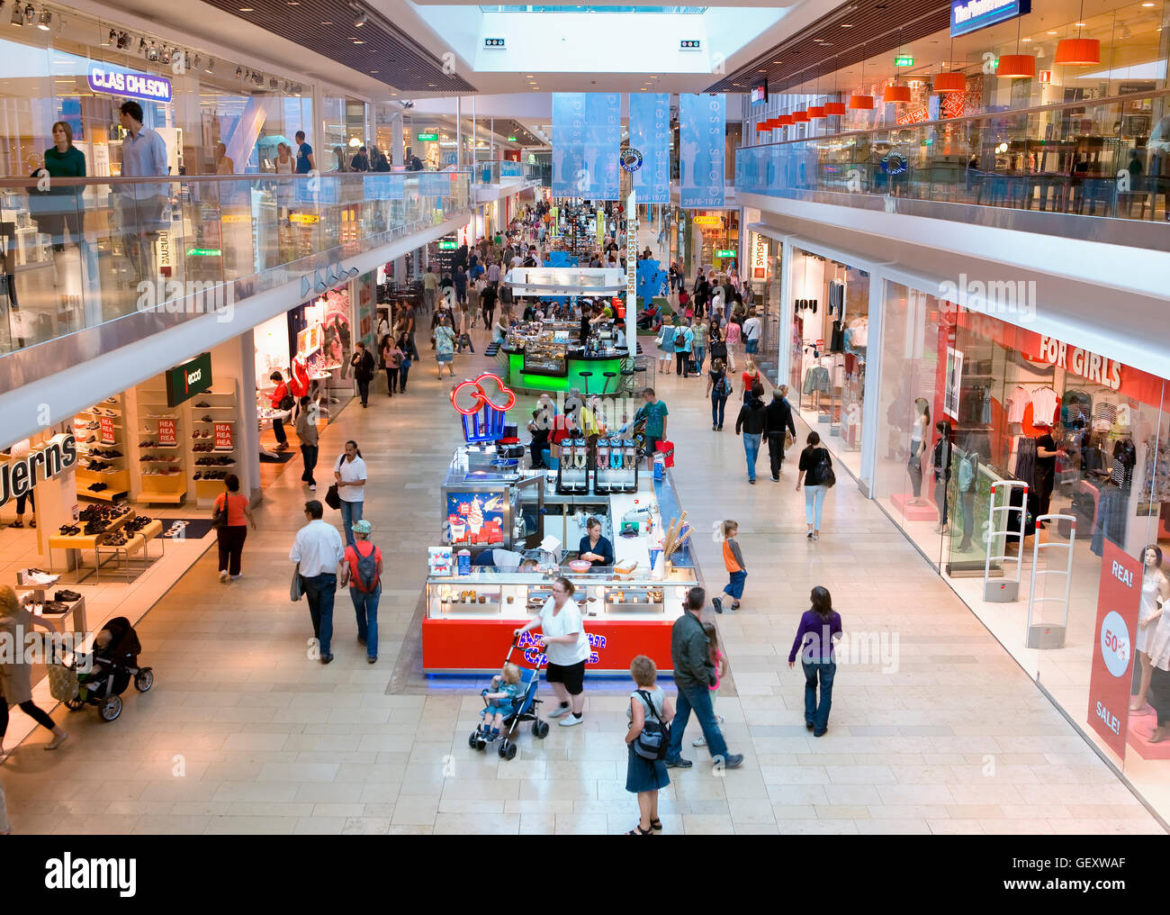 Retail Revolution: How Shopping Malls Are Adapting to E-Commerce Challenges